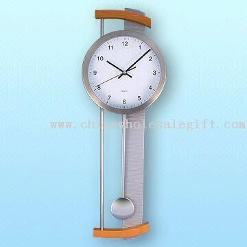 Relógio de parede de madeira rádio-controlado fino e elegante